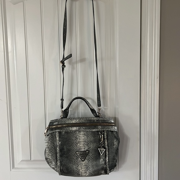 Crossbody grey snake print Guess purse - Picture 4 of 5